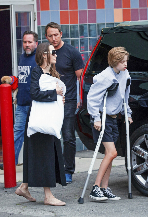SVEKKET: Angelina Jolies datter Shiloh gikk nylig gjennom en hofteoperasjon, og ble fotografert på krykker i Los Angeles. T.v. mamma med støttepute. Foto: NTB Scanpix SVEKKET: Angelina Jolies datter Shiloh gikk nylig gjennom en hofteoperasjon, og ble fotografert på krykker i Los Angeles. T.v. mamma med støttepute. Foto: NTB Scanpix